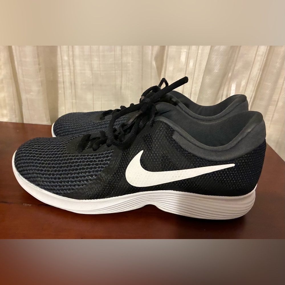 Nike Men's Black and White Athletic Running Shoes 9.5E (Wide)